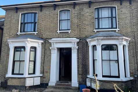 This basement flat offers 1 bedroom, 1 bathroom, kitchen, basement utility, conservatory and 1 reception room. It offers gas central heating, rear courtyard garden and easy access to Wanstead High Str