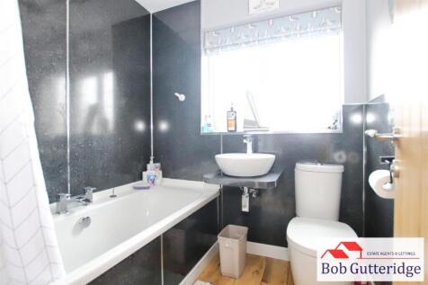 FIRST FLOOR FAMILY BATHROOM