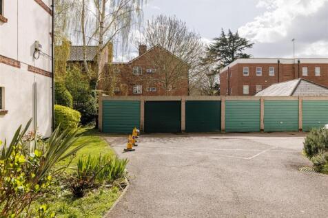 Forest Court, E11
