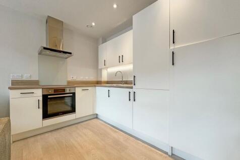 Modern first floor one-bedroom apartment in Centenary House (Northern District) with open plan living, integrated kitchen, double bedroom, walk-in shower, and great city access. Unfurnished.