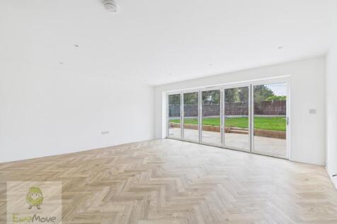 CAM02308G0-PR0220-STILL016