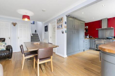 4 bed, 2 bath Detached in Leeds - Photo 3