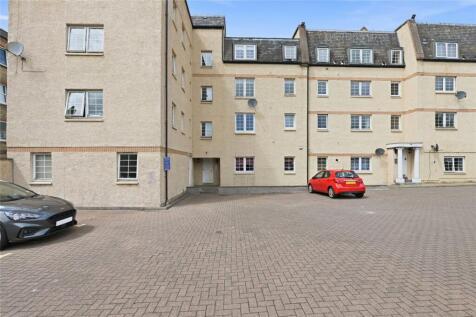 Dwello bring to the market this well presented two bedroom, second floor apartment in the desirable Slateford area of Edinburgh, AVAILABLE NOW, UNFURNISHED. To schedule a viewing, simply click “Reques