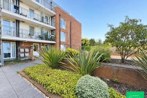 A two-bedroom second-floor apartment, located within this modern development on Lankaster Gardens. The property has been maintained to a very high standard and offers ideal modern living. Further bene