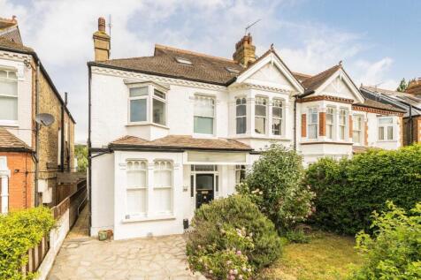 This well presented one bedroom flat is situated on the top floor of a converted house. The property has a spacious reception room with double glazed windows, a separate kitchen, a double bedroom with