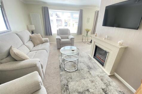 Spacious L-Shaped Lounge/Dining Area