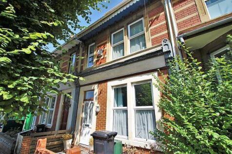 A lovely 2 bedroom flat to let in the popular area of St Andrews. Situated on the quiet Derby Road and conveniently next to the local shop; this properties location is ideal. With just a 5 minute walk