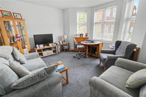 Rue Living is delighted to offert this well-proportioned two double bedroom apartment offers comfortable living space in a highly convenient North London location. The property features a bright and s