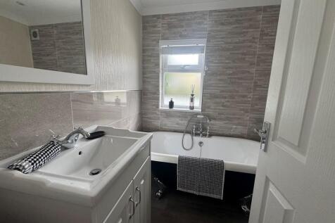 Cottage - Bathroo...