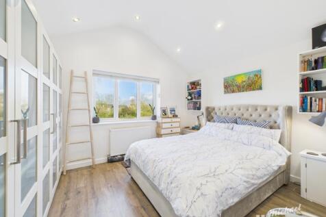 CAM03218G0-PR0553-STILL022