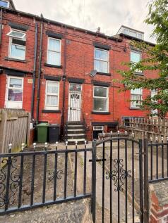Well-presented 2-bedroom terraced house in a popular LS8 location. Offering spacious accommodation, a modern kitchen and bathroom, gas central heating, double glazing, and a front garden. Close to Cha