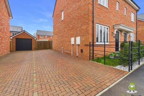 16 Greenkeepers Avenue - 3 Car Driveway