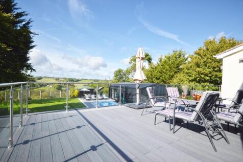 Pool/Bar/Entertainmnet