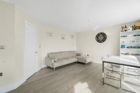 2 bed, 1 bath Flat in london - Photo 4