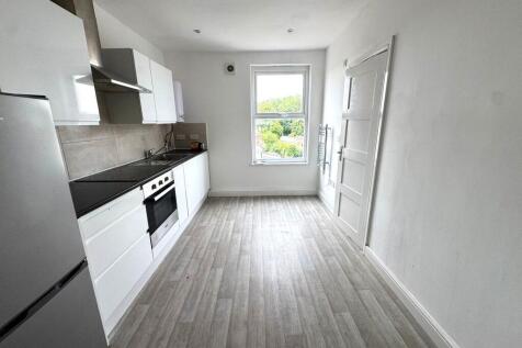 One bedroom flat on Ashley Road, St Pauls. Modern bathroom, Modern kitchen, electric heating, double glazing. Unfurnished. Near Cabot Circus. Available now. EPC C, tax band A.