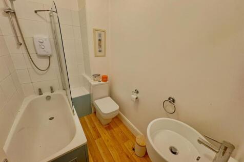 bathroom v1 Flat 4, Redvers.jpg