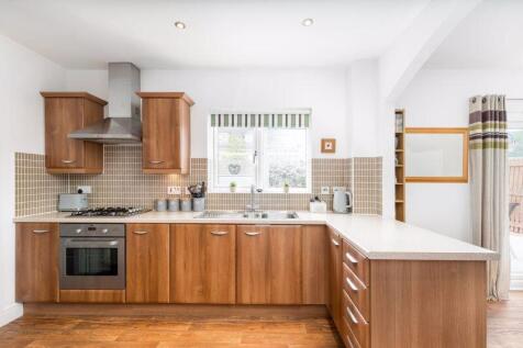 4 bed, 2 bath Detached in Leeds - Photo 7