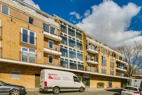 A well-presented one-bedroom apartment situated on the 3rd floor of a sought-after purpose-built block on Chiswick High Road. This property benefits from lift access and the convenience of a caretaker
