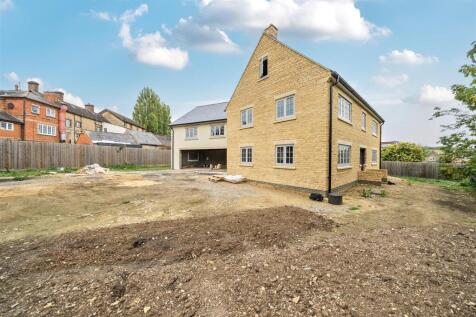 The Toppers, Bridge Road, Stoke Bruerne