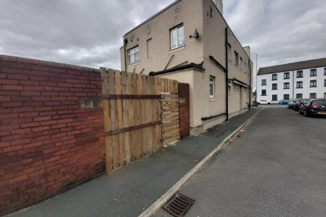 ALL BILLS INCLUDED! sbliving are pleased to present this fully furnished room in a spacious house share, located in Hunslet, Leeds. With two spacious kitchens, en-suite bathroom and well-equipped bedr