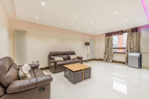 LONG LET. A fantastic two bedroom flat offering well proportioned living space and stylish interiors within a gated development with attractive communal areas.