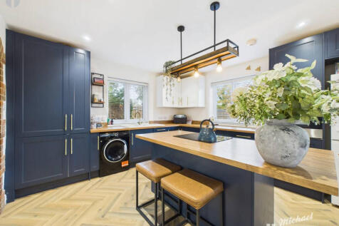 CAM03218G0-PR0828-STILL015-thumbnail-h750-70