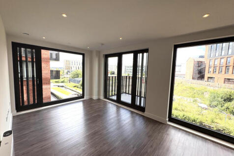 Enjoy city living at its finest in this modern 2-bedroom, 2-bathroom apartment for rent in B4. Canal view, wooden flooring, this property offers a tranquil and inviting atmosphere. Seamless connectivi