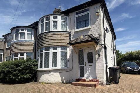 Available from 1st July 2026, this spacious and fully furnished three-bedroom semi-detached home is located in the popular LS8 area of Leeds. Benefiting from a private driveway, front garden, and larg