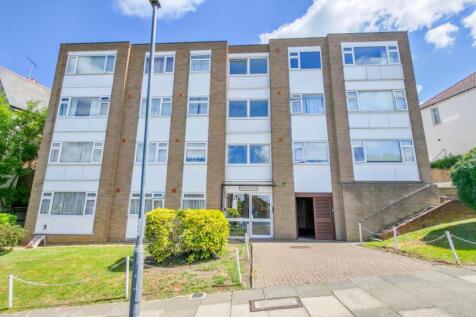 HI Residential is proud to present this bright and spacious one-bedroom apartment, superbly positioned in a prime London location. Situated on the top floor, the property boasts breathtaking views ove