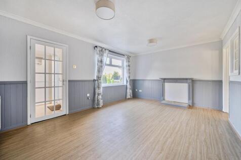 31 Harmans Way, Weedon