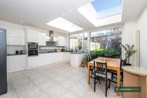 This beautiful 5/6 bedroom property will be available from 15th of April. Arranged over three floors it offers generous living space without compromise. The open-plan lounge features a bright dining a