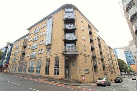 A lovely TWO BEDROOM part furnished property in a central Bristol location. This modern style block is well maintained, with the property situated on the 2nd floor. A secure parking space is also incl