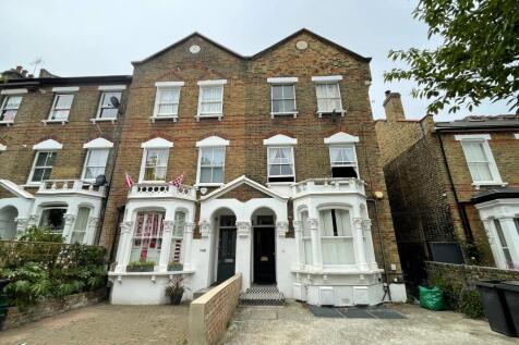 An excellent, particularly bright 1 bedroom flat on the top floor (2nd) of an attractive Period house in a prime Highbury location. 2 minutes walk to Arsenal tube and close to local shops and amenitie