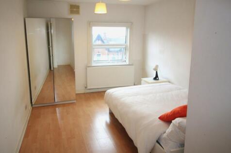 Enjoy the convenience of city living in the heart of Leeds city centre with this well-managed property from Samara Lettings.