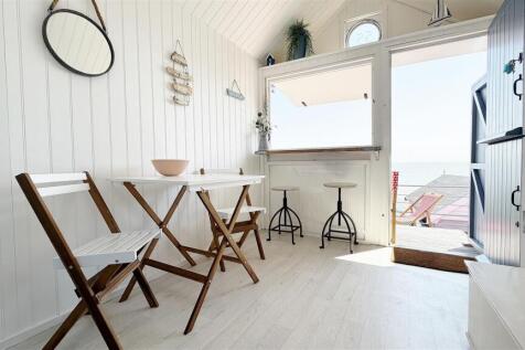 BEACH HUT