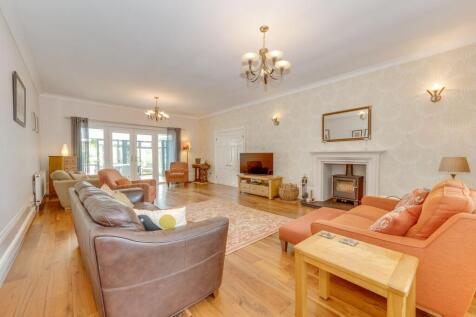 KITCHEN, DINER AND LIVING ROOM