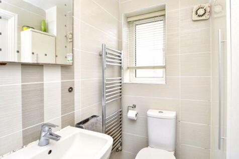 EN-SUITE SHOWER ROOM (2)