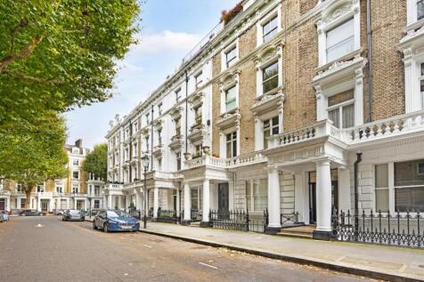 A beautifully presented third floor studio apartment in a beautiful Victorian conversion located in a highly sought after tree-lined street in Notting Hill Gate, W2. The property consists of a fitted