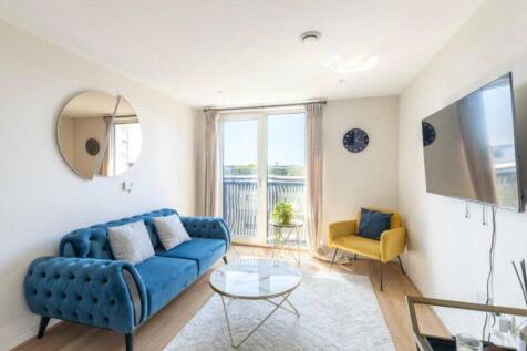 A bright and well-presented one-bedroom apartment situated on the tenth floor of Woods House. The property offers an open-plan reception room and fitted kitchen, a generously sized bedroom, modern bat