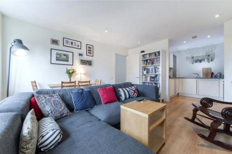 Large two bedroom, two bathroom apartment in the heart of Putney with concierge.