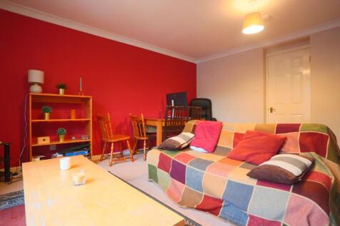 This stunning and spacious 3-bedroom flat is ideally situated within a peaceful and modern development in Roseburn, just west of Edinburgh's vibrant city centre.