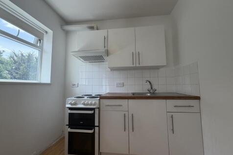 A beautiful first floor studio flat in a quiet house. The property is a 5 minute walk to Brent Cross Underground Station.