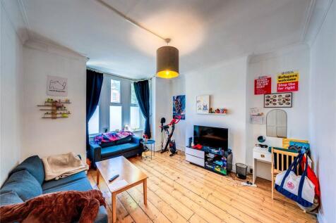 Rue Living is proud to offer this five bedroom house situated on a peaceful residential street just a short walk from Hornsey Station. The property features a modern fitted kitchen, a generous recepti