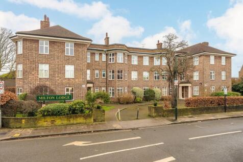 A modern one bedroom property in this well maintained development which is moments from Twickenham Station and High Street. The property offers a large living room, spacious double bedroom, modern bat