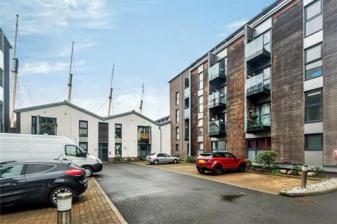 A beautifully presented contemporary apartment located by Bristol Harbourside with a fabulous view of the iconic SS Great Britain from all the windows. A lovely location on the waterfront with easy ro