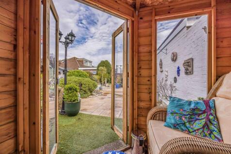 250 Havant Road, Hayling Island-Small-PorticoMarke