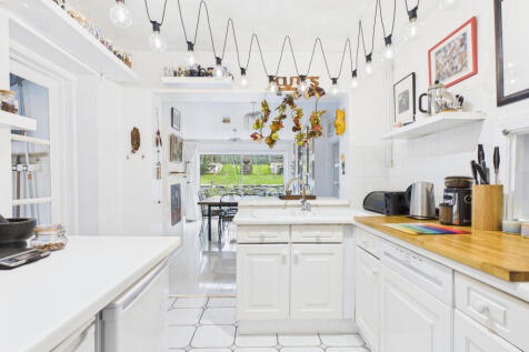 2. CAM01984G0-PR0536-STILL006