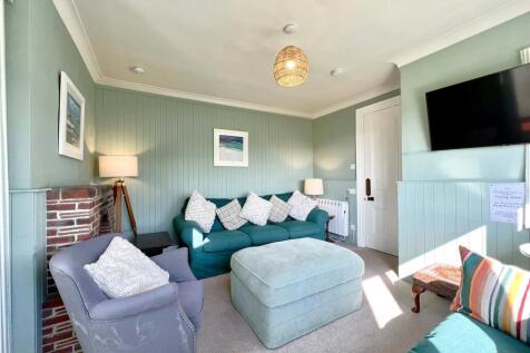 4 bed, 2 bath Detached in Liverpool - Photo 2