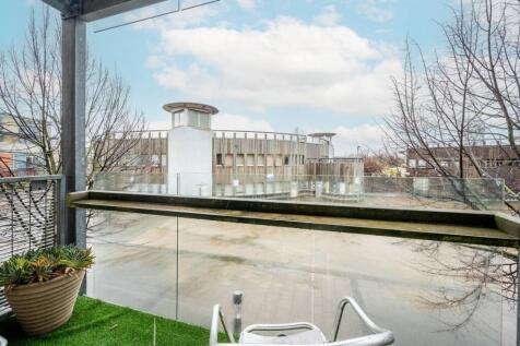 2 bed, 2 bath Flat in london - Photo 4