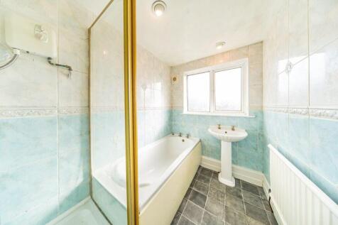 55 Fairholme Avenue bathroom.jpg